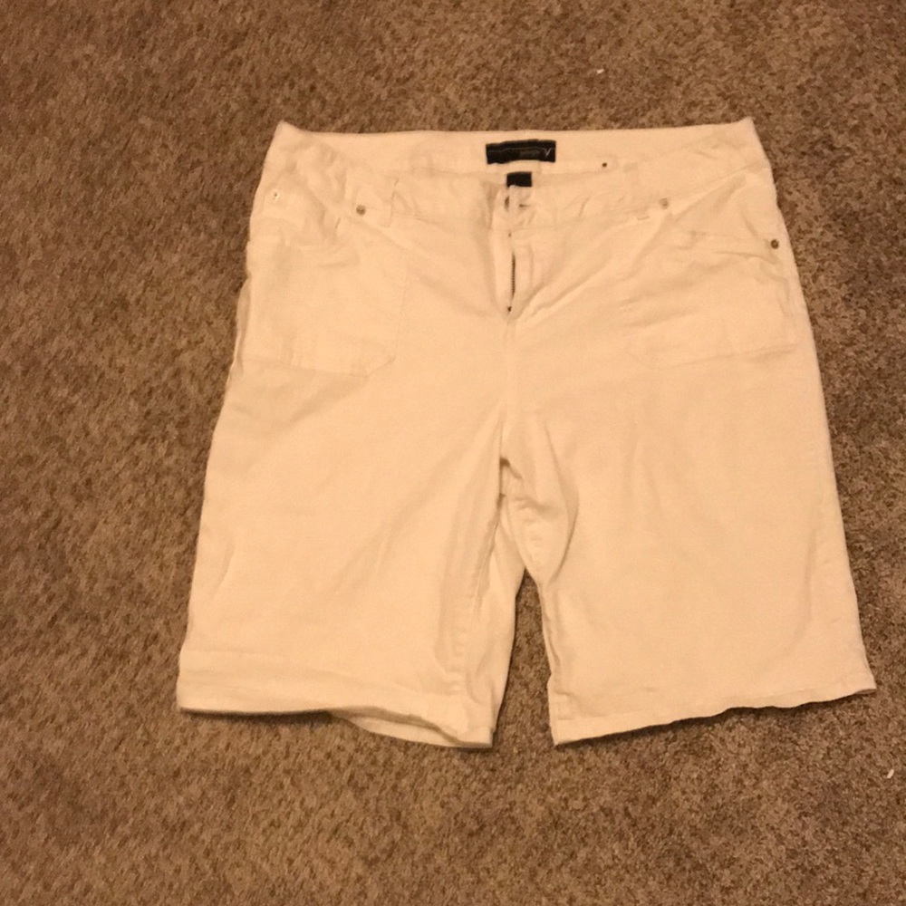 Women’s white Capri shorts